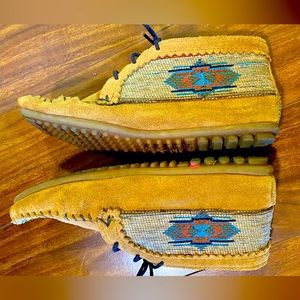 SOLD minnetonka womens booties